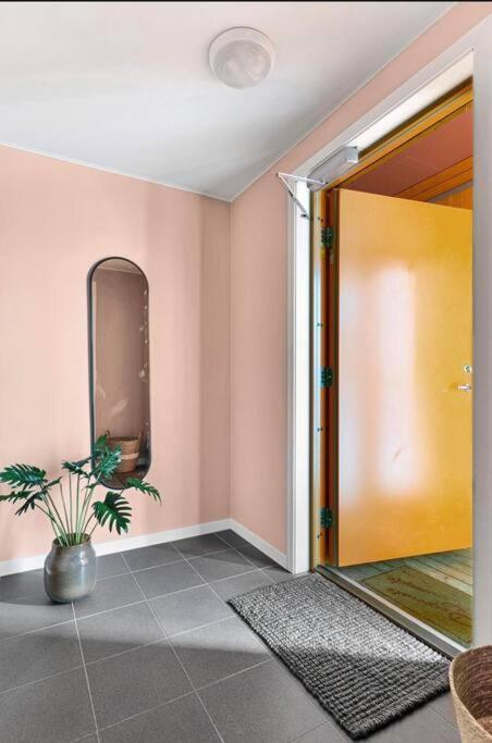 Northern Dreams Apartment With Free Parking Тромсё Экстерьер фото